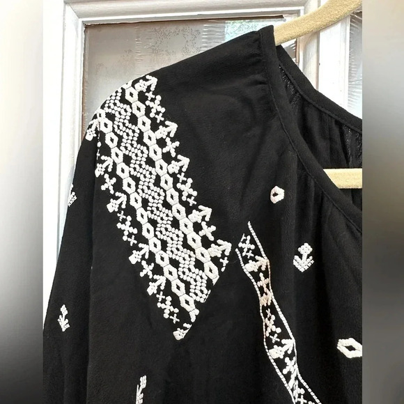 Dream State Black White Boho Embroidered Aztec Southwestern Tasel Blouse Size M - Picture 3 of 10